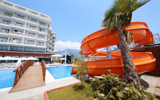 Buitenzwembad en waterglijbaan van Hotel & Spa Sey Beach in Alanya